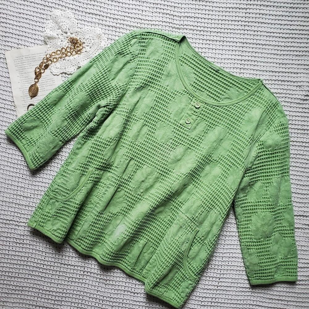 Green waffle knit flower pull over 3/4 sleeve top